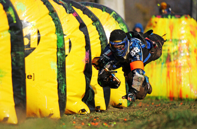 Peintbols radās kā militāra rakstura treniņš militāristiem un policijas specvienībām, vēlāk šī spēle strauji kļuva populāra kā ekstrēma izklaide.