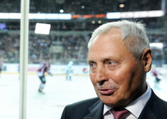 AS "Rīgas Dinamo" padomes priekšsēdētājs Juris Savickis atklāj, ka šobrīd tiek domāts par Latvijas izlasi, bet par kluba galveno treneri domās aprīlī - pirms pasaules čempionāta hokejā.