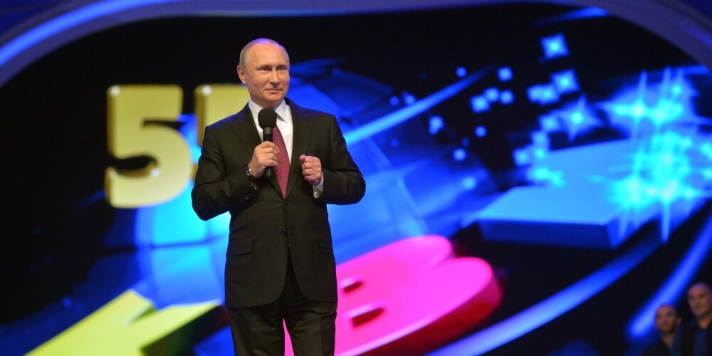 Krievijas prezidents Vladimirs Putins piedalās KVN jubilejas raidījumā.