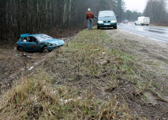 Grāvī iebraukušas automašīnas dēļ ierobežota satiksme uz ceļa Valmiera-Rīga