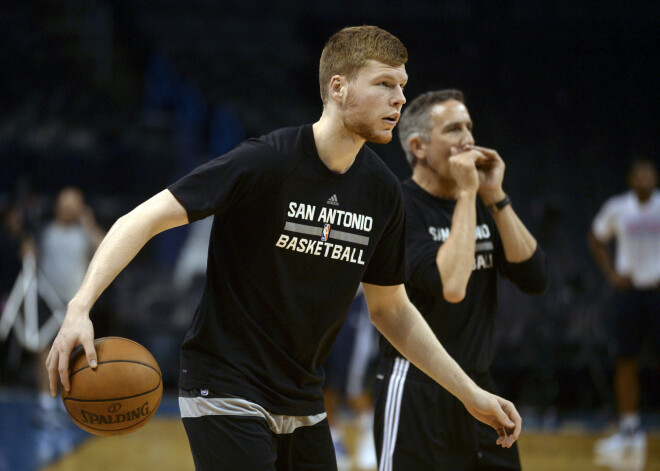 Bertāns negaidīti dodas pamatsastāvā Gazola vietā; "Spurs" uzvar