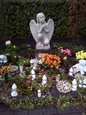 Vieta, kur Anete regulāri brauc, noliek ziedus un piemin mirušo meitu Viktoriju.