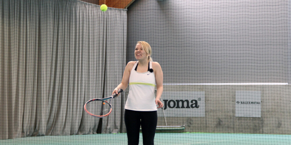 Ieva Sutugova pirmo reizi dzīvē spēlē tenisu