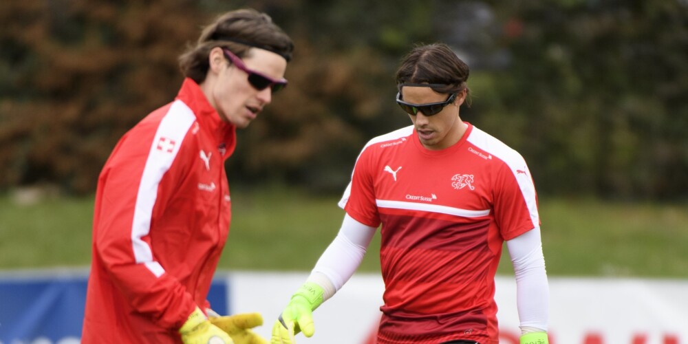 Šveices futbola vārtsargi pirms spēles ar Latviju valkā brilles, kuras padara aklus