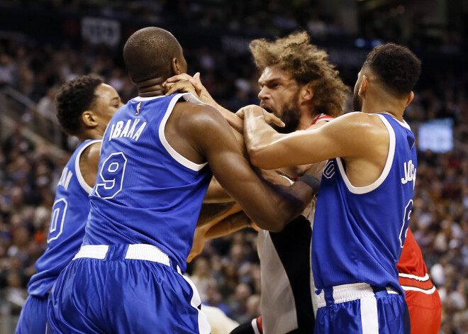 Ar kulaku pa seju. NBA basketbolisti sakaujas pa īstam