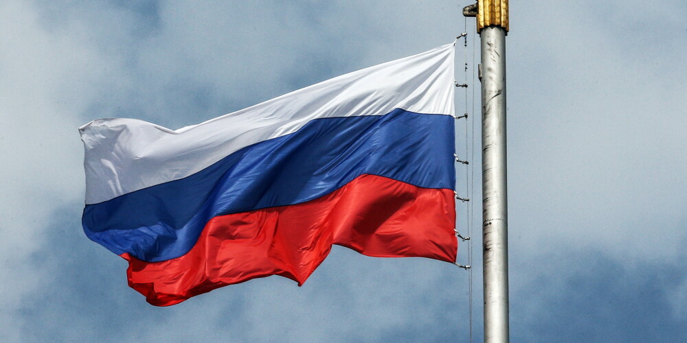 Pārbauda policijas amatpersonas mašīnas rotāšanu ar Krievijas karogu