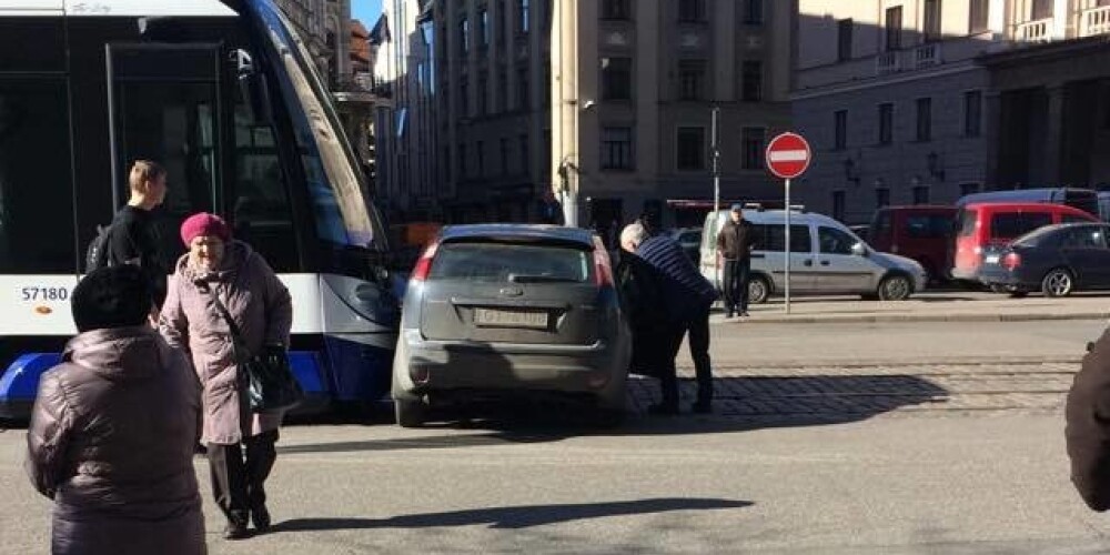 Rīgas centrā pie Operas tramvajs sadūries ar auto, paralizējot satiksmi