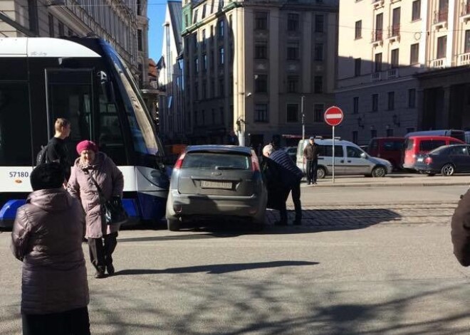 Rīgas centrā pie Operas tramvajs sadūries ar auto, paralizējot satiksmi