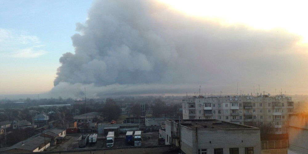 Munīcijas noliktavā Ukrainā nogranduši sprādzieni un izcēlies ugunsgrēks