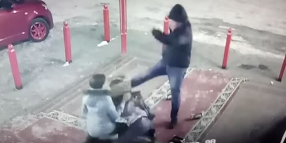 В Якутии нетерпеливый покупатель избил женщину с ребенком