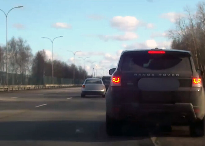 19 gadus veca "Range Rover" vadītāja pa Jūrmalas šoseju triecas ar 154 km/h