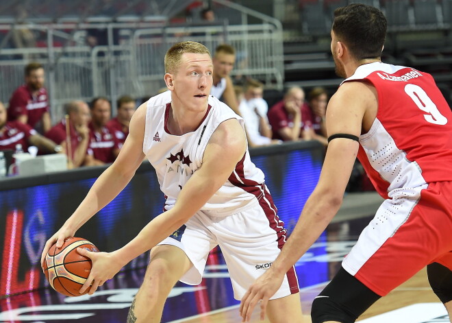 Basketbolists Rolands Šmits dodas Porziņģa pēdās? Latvieti atzīst par Eiropas kausa uzlecošo zvaigzni