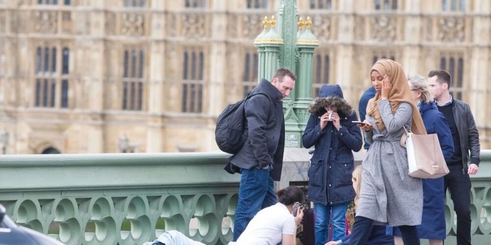 Pēc terorakta Londonā šī sieviete lakatā kritusi nežēlastībā
