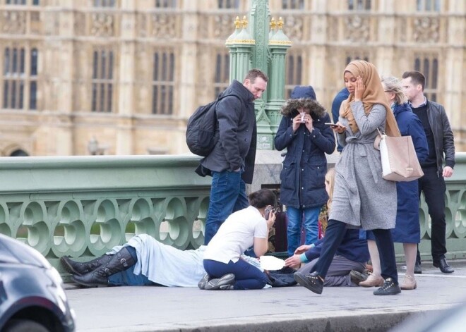 Pēc terorakta Londonā šī sieviete lakatā kritusi nežēlastībā