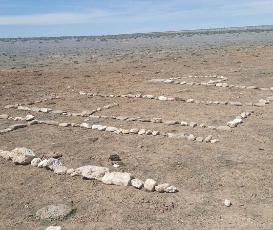 Амбер камнями выложила слово «HELP».