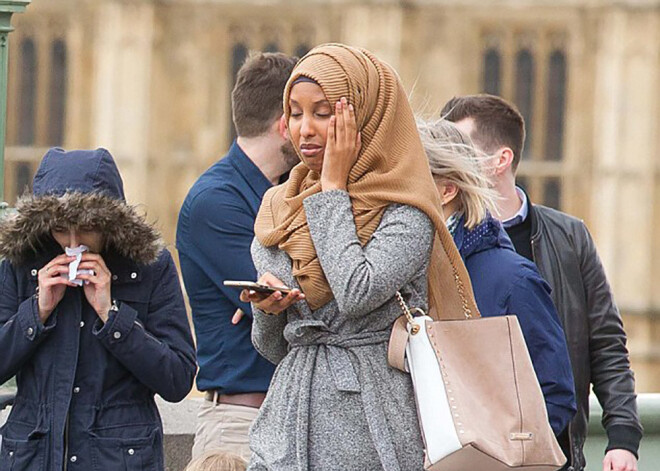 Fotogrāfs, kurš nobildēja lakatā tērpto sievieti uz tilta: "Viņa bija šausmās!"