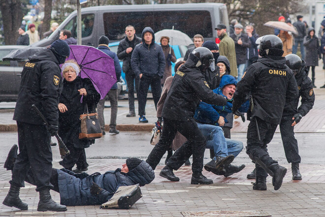 OMON protestētājus nešķiroja, tika grūstīti arī vecāka gadagājuma cilvēki.