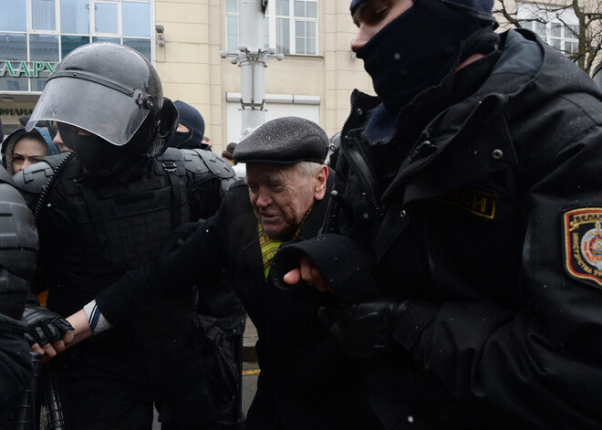 OMON nešķiro, protesta akcijā Minskā grūsta un aiztur pat sirmgalvjus