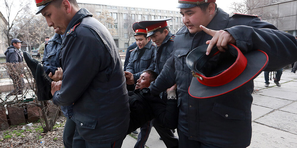 Par huligānismu un uzbrukumu policistiem Kirgizstānā aizturēti 67 vietējā politiķa atbalstītāji