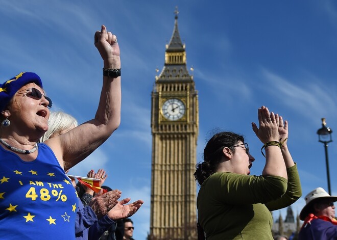 Desmitiem tūkstošu Eiropas Savienības atbalstītāju pārpludina Londonas ielas