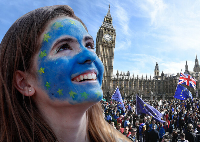 Desmitiem tūkstošu Eiropas Savienības atbalstītāju pārpludina Londonas ielas