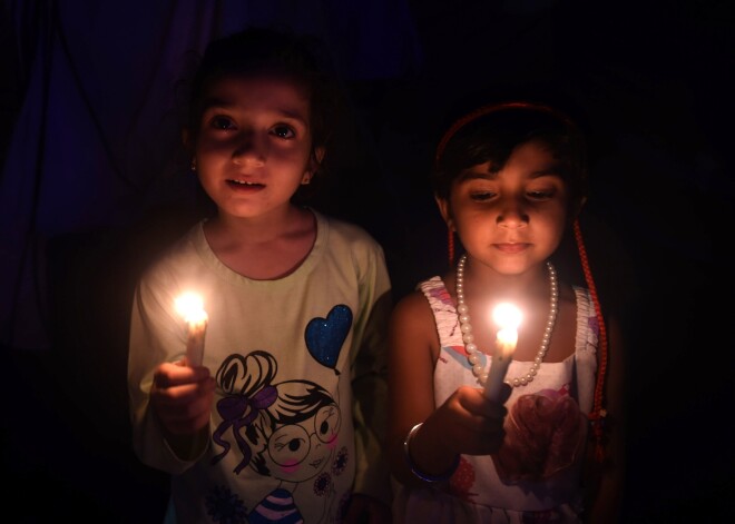Zemes stunda ir pasaulē lielākā vides akcija, kas tradicionāli notiek marta pēdējās sestdienas vakarā.