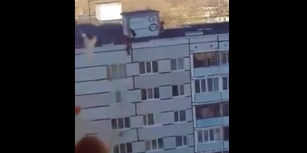 В России отец устроил дочери шоу со школьниками, висящими на крыше многоэтажки