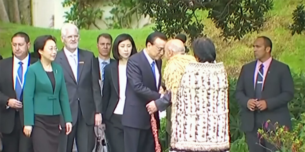 Ķīnas premjeru Jaunzēlandē sagaida ar deguna berzēšanu un hakas deju