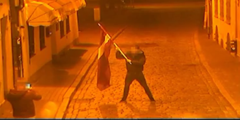 Divi beļģi Vecrīgā norauj Latvijas karogu un pārlauž tam kātu. VIDEO