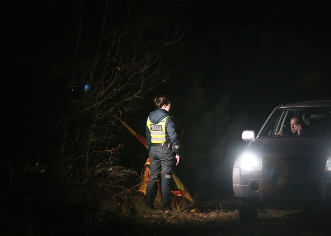 Lietuvas policija notikuma vietā Kauņā, kur nogalināti 4 vienas ģimenes locekļi. 