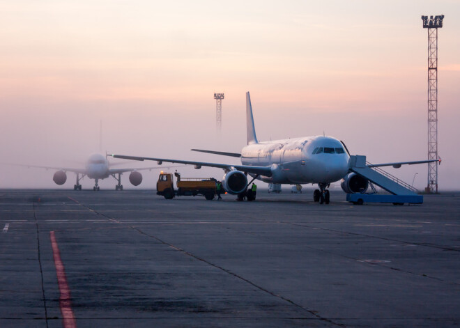 Самолет сбил двух девушек, когда они пытались сделать селфи на взлетной полосе