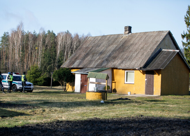  Pirmdien, 27. martā, pulksten 17.45 Lietuvā, Kauņas rajona Gaižēnu ciemā, kādā lauku privātmājā atrastas četru cilvēku mirstīgās atliekas: 1967.gadā dzimuša vīrieša un viņa 1968.gadā dzimušās sievas, kā arī 1942.gadā dzimušās sievietes un 1979.gadā dzimušā vīrieša.  Aizdomas acumirklī krita uz Egidiju Anupraiti – nošautie izrādījās viņa tēvs, māte, vecmamma un tēva brālis. Ar šautu brūci kājā izdzīvoja vien vectētiņš, kurš šoka stāvoklī tika nogādāts slimnīcā.