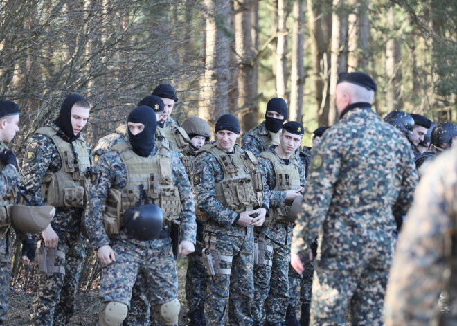 Kauņas reģiona policija paziņojusi, ka puisis, kurš tiek turēts aizdomās par savu radinieku noslepkavošanu, ticis aizturēts šodien Marijampoles apvidū. Pirmdien, 27. martā, pulksten 17.45 Lietuvā, Kauņas rajona Gaižēnu ciemā, kādā lauku privātmājā atrastas četru cilvēku mirstīgās atliekas: 1967.gadā dzimuša vīrieša un viņa 1968.gadā dzimušās sievas, kā arī 1942.gadā dzimušās sievietes un 1979.gadā dzimušā vīrieša. Aizdomas acumirklī krita uz Egidiju Anupraiti – nošautie izrādījās viņa tēvs, māte, vecmamma un tēva brālis. Ar šautu brūci kājā izdzīvoja vien vectētiņš, kurš šoka stāvoklī tika nogādāts slimnīcā.