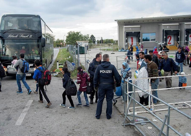 EK draud Vīnei ar "sekām", ja tā izstāsies no ES bēgļu shēmas