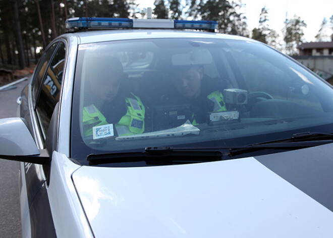 Vecmāmiņa Aglonas novadā desmitgadīgam zēnam māca vadīt auto