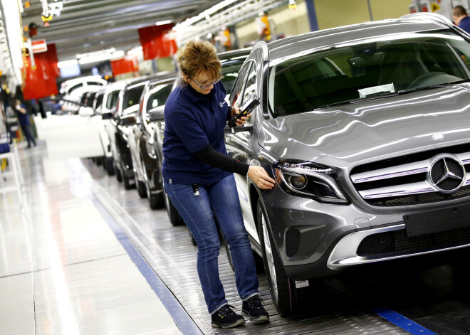 "Mercedes Benz" un "Volkswagen" Ķīnā atsauc miljonu automobiļu