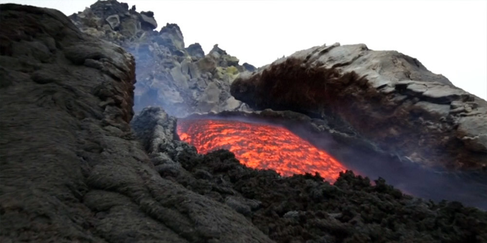 Vulkanologi uz Etnas vulkāna nofilmējuši lavas plūsmu tuvplānā