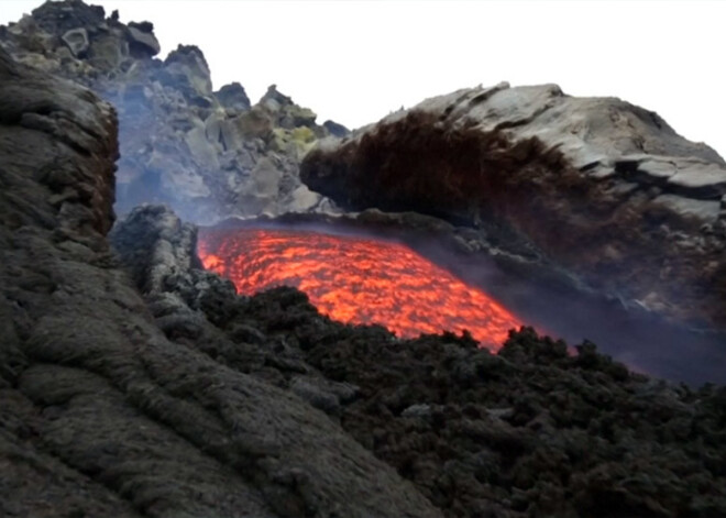 Vulkanologi uz Etnas vulkāna nofilmējuši lavas plūsmu tuvplānā