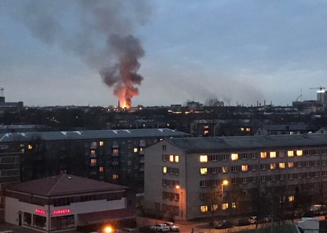 Milzīgo ugunsgrēku pie "Elkor" izdevies ierobežot