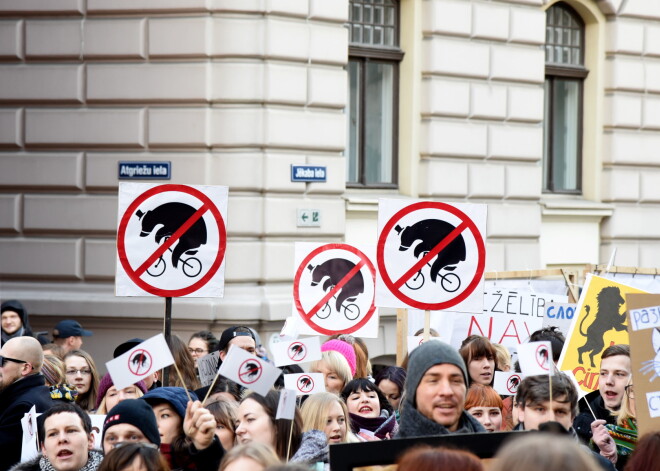 200 cilvēki pret dzīvniekiem cirkā, 20 - par. Pie Saeimas notiek protests "Par cilvēcīgu cirku"