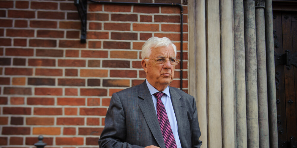 Ojārs Raimonds Pauls (dzimis 1936. gada 12. janvārī Rīgā) ir latviešu komponists, pianists, politiķis, bijis vairāku Saeimas sasaukumu deputāts. R. Pauls ir viens no visu laiku populārākajiem Latvijas komponistiem, viņš ir rakstījis mūziku tādiem izpildītājiem kā Viktors Lapčenoks un Nora Bumbiere, Ojārs Grīnbergs un Margarita Vilcāne, Valērijs Ļeontjevs, Laima Vaikule, grupām "Credo" un "Remix". R. Pauls ir sarakstījis mūziku vairākiem mūzikliem, 3 baleta izrādēm, vairāk nekā 50 filmām, no kurām slavenākās ir "Vella kalpi", "Limuzīns Jāņu nakts krāsā", "Dāvana vientuļai sievietei", "Teātris", "Ilgais ceļš kāpās" u.c., kā arī daudzām teātra izrādēm. R. Paula dziesmas 11 reizes ir uzvarējušas Mikrofona dziesmu aptaujā. 1985. gadā piešķirts PSRS Tautas skatuves mākslinieka nosaukums. Viņa māsa Edīte Paula-Vīgnere ir tekstilmāksliniece. Kopš 1992. gada ir Latvijas Zinātņu akadēmijas goda loceklis.