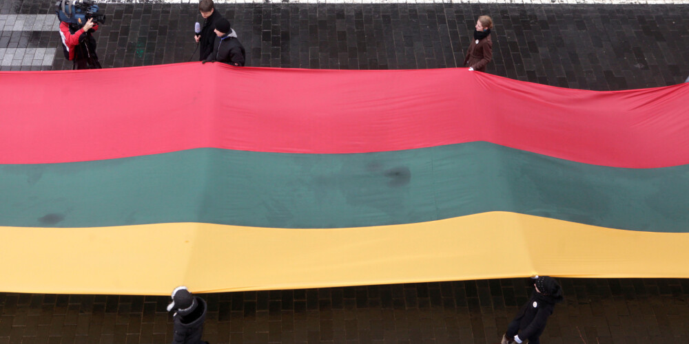 Lietuva (lietuviešu: Lietuva), oficiāli Lietuvas Republika (Lietuvos Respublika), ir valsts Eiropas ziemeļaustrumos, lielākā no trim Baltijas valstīm. Lietuva robežojas ar Latviju ziemeļos, Baltkrieviju dienvidaustrumos, Poliju dienvidos un Krievijas Kaļiņingradas apgabalu dienvidrietumos. Lietuvas galvaspilsēta ir Viļņa.