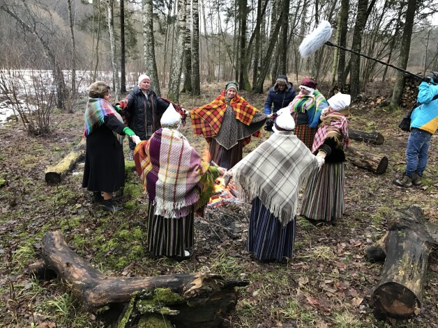 Dalībnieces TV raidījumā “Īstās latvju saimnieces” ap ugunskuru veic enerģētiskās attīrīšanās rituālu. 