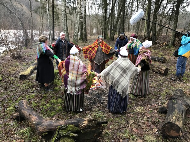 Dalībnieces TV raidījumā “Īstās latvju saimnieces” ap ugunskuru veic enerģētiskās attīrīšanās rituālu.