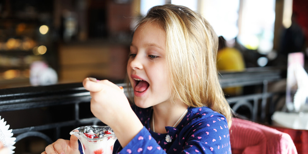 Uztura speciālisti analizē Latvijas kafejnīcu bērnu ēdienkartes. Tajās ir TIK daudz neveselīga!