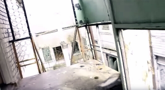 Tagad vairs nav jāparkāpj likums, lai nokļūtu Pārlielupes cietumā. Tomēr dzīves apstākļi tagad tur ir daudz ekstrēmāki nekā pirms desmit gadiem.