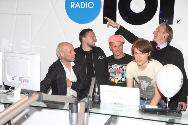 Kopā ar kolēģiem Radio 101 atklāšanā 2010. gadā.