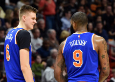 Kristaps Porziņģis (pa kreisi) palīdzējis "Knicks" uzvarēt komandu, kura izmisīgi cīnās par vietu izslēgšanas spēlēs.