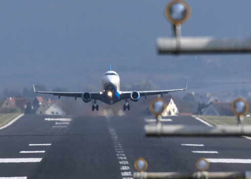 Austrijas aviokompānijas "People's Viennaline" lidmašīna Frīdrihshāfenes lidostā.