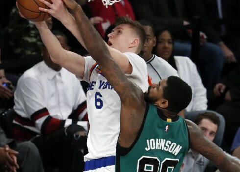 Porziņģim un "Knicks" ļoti blāva spēle pret spēcīgo Bostonas "Celtics"